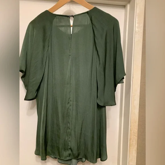 π¦πΏ Flutter into Fashion! Halston Heritage Green Blouse - Size L πΏπ¦ - Picture 2 of 15